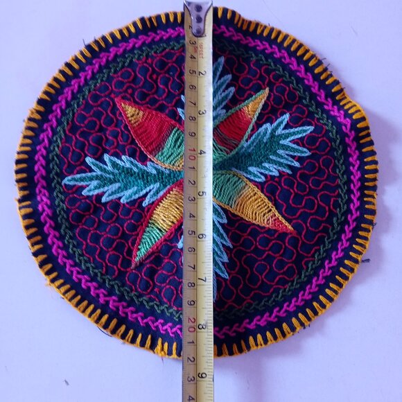 Hand-embroidered rug with multicolored flowers from the Amazon rainforest - Picture 9 of 9